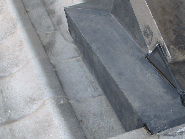 稲美町の加工済み板金取り付け工程